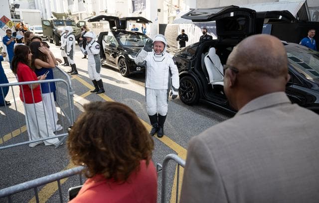 NASA image: NASA’s SpaceX Crew-11 Crew Walkout
