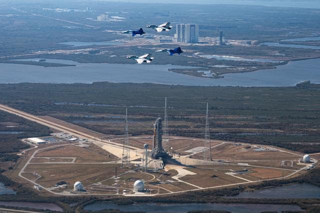 NASA image: Administrator Isaacman F-5s and USAF Thunderbirds F-16s Flight