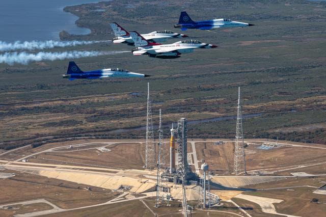 NASA image: Administrator Isaacman F-5s and USAF Thunderbirds F-16s Flight
