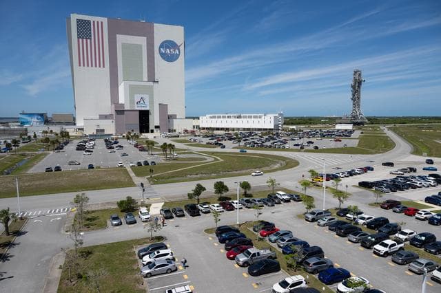 NASA image: Mobile Launcher 1 Returns to Vehicle Assembly Building