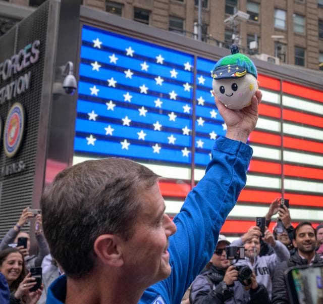 NASA image: NASA Artemis II Crew Rings Nasdaq Closing Bell