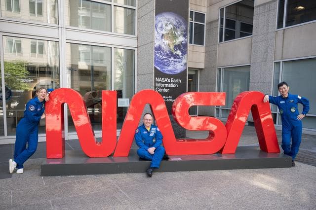 NASA image: Expedition 73 and 74 Tour Earth Information Center