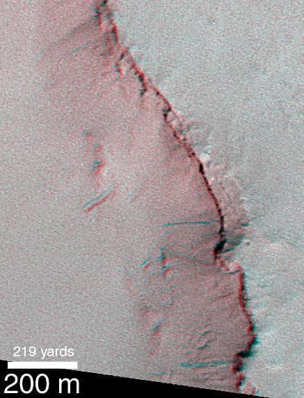 NASA image: Recent Movements: New Landslides in Less than 1 Martian Year