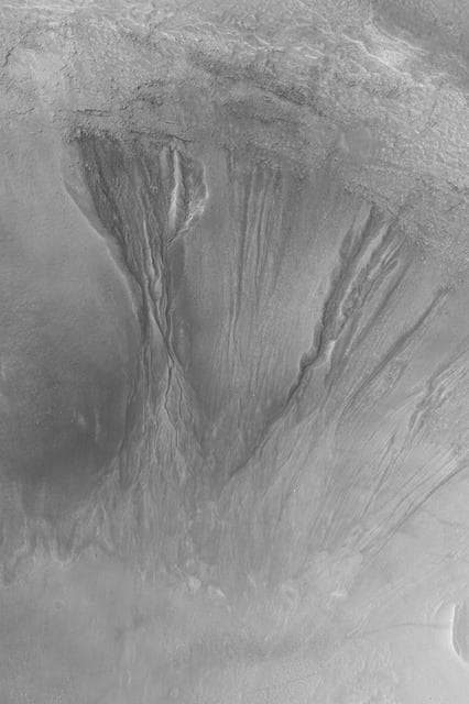 NASA image: High-resolution View of Gullies