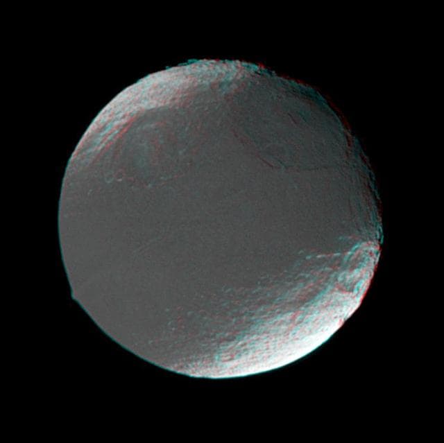 NASA image: Iapetus in 3-D