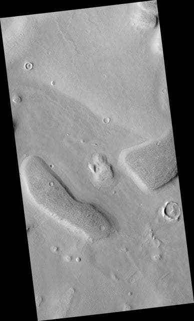 NASA image: Unusual Structure on Crater Rim in West Utopia Planitia