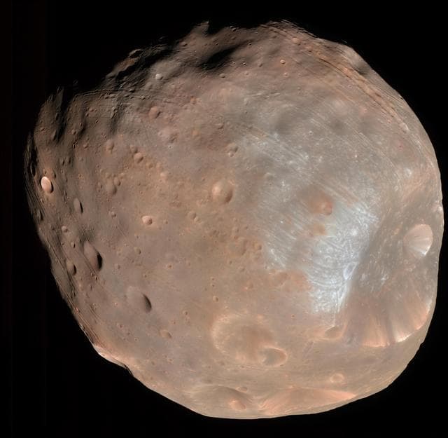 NASA image: Phobos from 6,800 Kilometers Color
