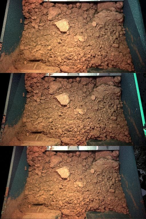 NASA image: Color Views of Soil Scooped on Sol 9