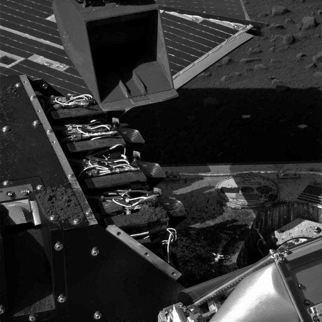 NASA image: Phoenix Again Carries Soil to Wet Chemistry Lab