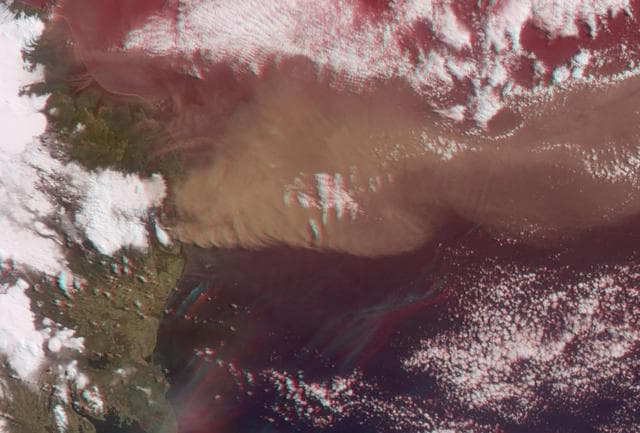 NASA image: Heights of the Eyjafjallajökull Eruption Plume - April 19, 2010 Anaglyph