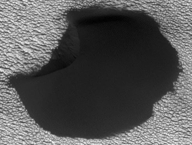 NASA image: Movement in Martian Dune Field