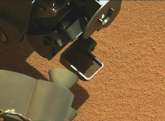 NASA image: Curiosity First Scoop of Mars, in Vibration Movie