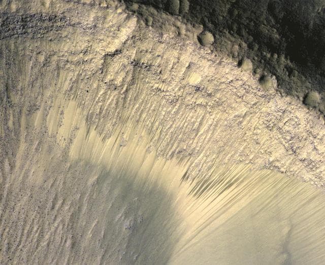 NASA image: Seasonal Changes in Dark Marks on an Equatorial Martian Slope