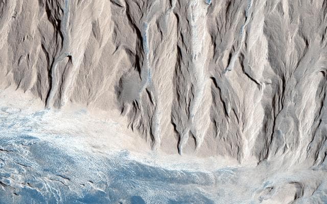 NASA image: How Did the Mound in Gale Crater Form?