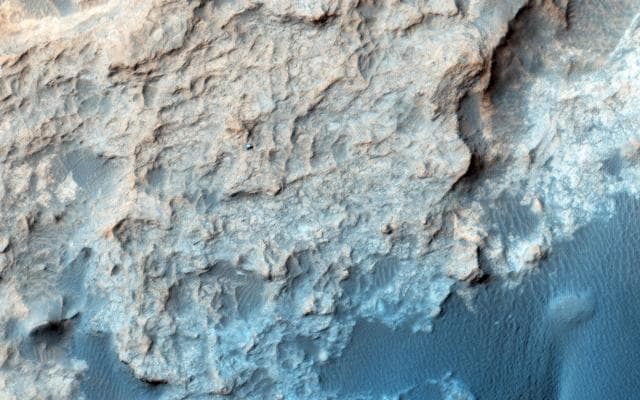 NASA image: Curiosity on the Naukluft Plateau