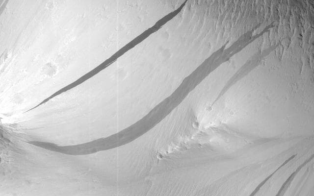 NASA image: Slope Streaks or RSL?