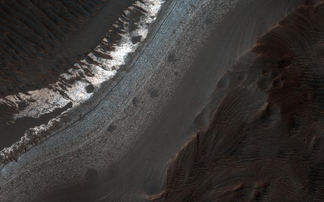 NASA image: A Closer Look at Holden Crater
