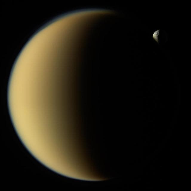 NASA image: Tête-à-tête