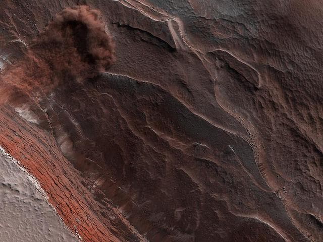 NASA image: HiRISE Catches an Avalanche on Mars