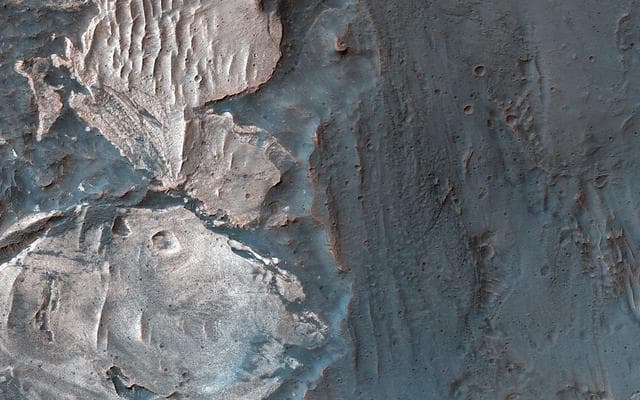 NASA image: Light-Toned Materials along the Floor and Walls of Ius Chasma