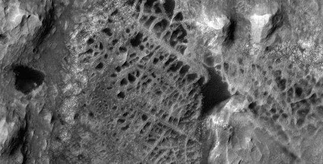 NASA image: HiRISE Views Mount Sharp's Boxwork