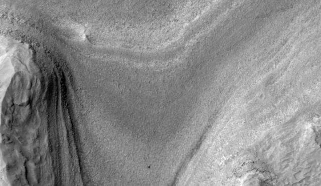 NASA image: HiRISE Views Curiosity During a Drive