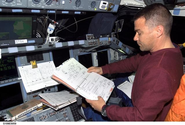NASA image: STS-109 PLT Carey on flight deck