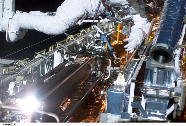 NASA image: STS-109 MS Linnehan and Grunsfeld in payload bay during first EVA