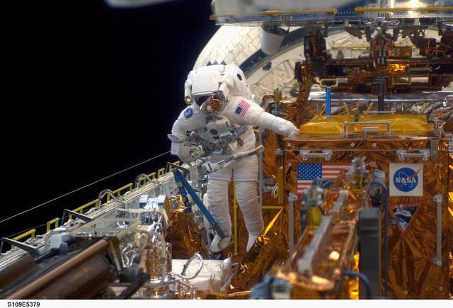 NASA image: STS-109 MS Linnehan in payload bay on third EVA