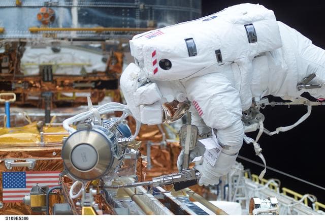 STS-109 MS Massimino during second EVA
