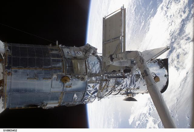 NASA image: View of STS-109 MS Linnehan and Grunsfeld during EVA 1
