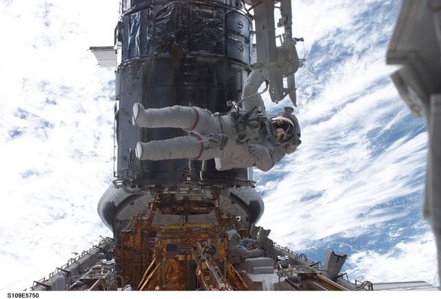 NASA image: EVA 5 - MS Grunsfeld  and Linnehan in payload bay