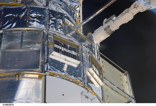 NASA image: HST removed from payload bay by RMS arm