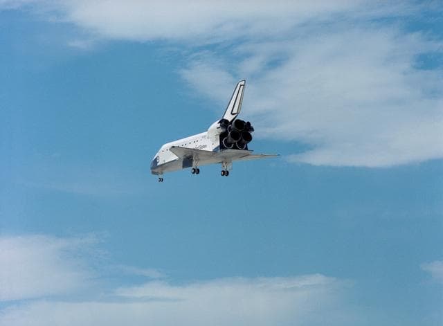 NASA image: STS-30 Atlantis, OV-104, landing approach to runway 22 at EAFB, California