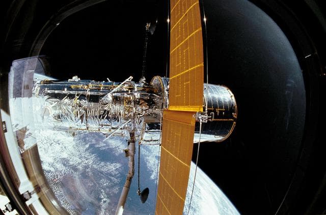 NASA image: STS-31 Hubble Space Telescope (HST) appendage deploy aboard OV-103