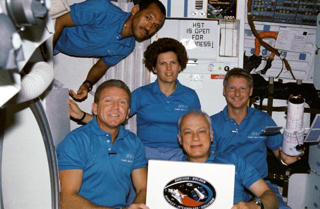 STS-31 Discovery, OV-103, onboard (in-space) crew portrait