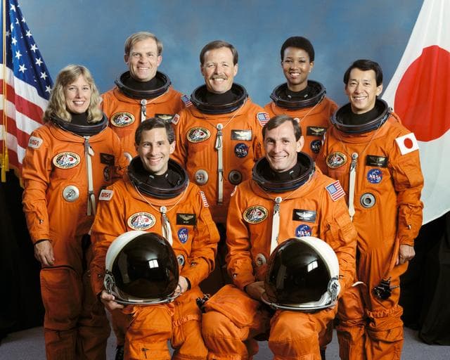 NASA image: STS-47 Endeavour, OV-105, official crew portrait