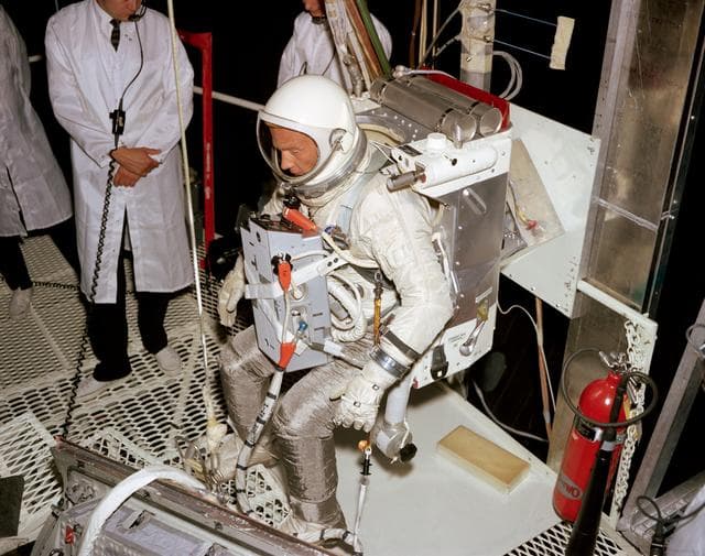 NASA image: ASTRONAUT MANEUVERING UNIT (AMU) - GEMINI 12 - EVALUATION - ASTRONAUT ALDRIN - MCDONNELL AIRCRAFT CORP. (MDAC), M0