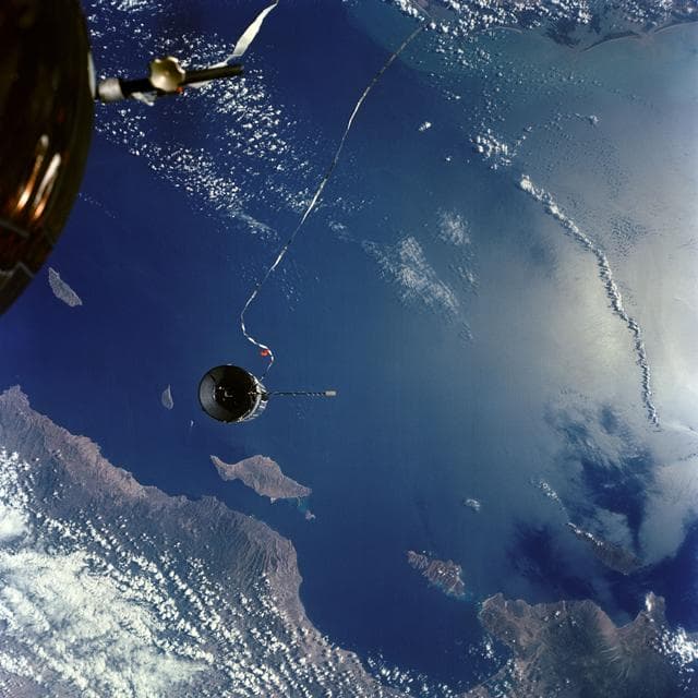 NASA image: GT-11 - EARTH SKY - RENDEZVOUS