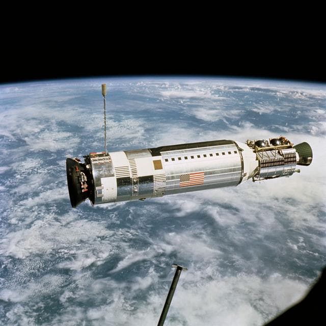 NASA image: GEMINI-TITAN (GT)-12 - EARTH SKY - AGENA RENDEZVOUS - OUTER SPACE