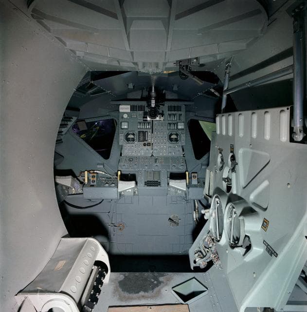NASA image: BLDG. 5 - INTERIOR (LM MISSION SIMULATOR)
