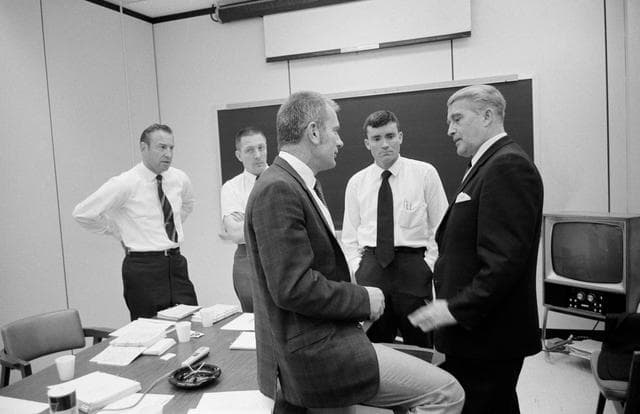 NASA image: Apollo 13 Debrief - Postflight