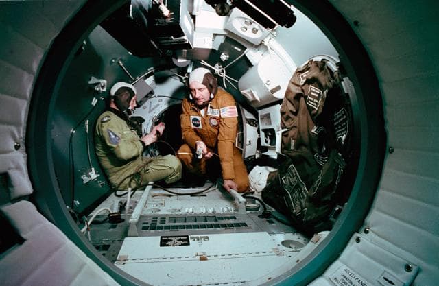 SIMULATIONS - APOLL-SOYUZ TEST PROJECT (ASTP) - CREW COMMANDERS - JSC