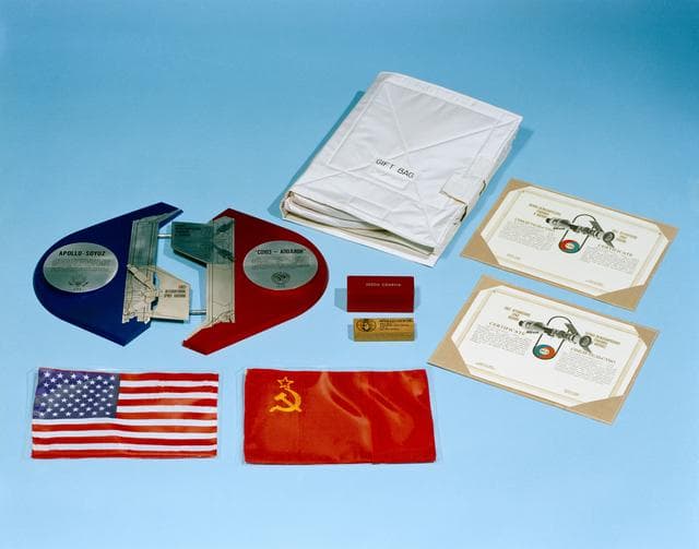 NASA image: ASTP - EQUIPMENT (GIFT BAG)
