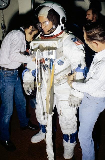NASA image: ASTRONAUT CRIPPEN, ROBERT L. - PILOT - STS-1 - TRAINING - JSC