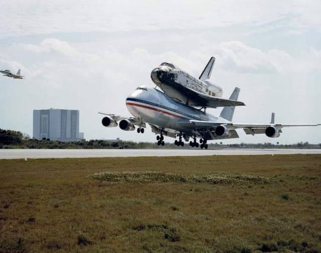 NASA image: ORBITER 102 - COLUMBIA PIGGY-BACK - NASA 905 - KSC