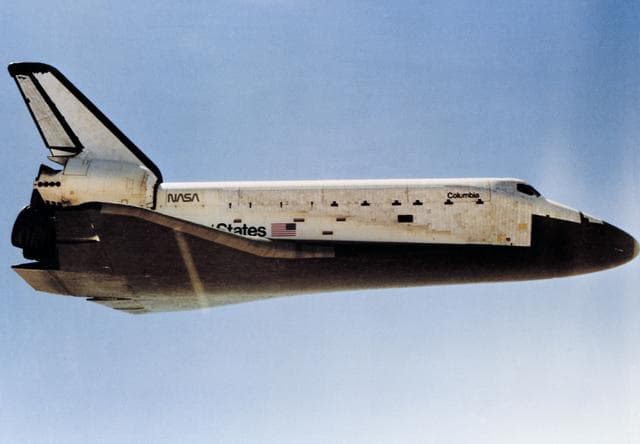 NASA image: LANDING (CREW ACTIVITIES) - STS-1 - EDWARDS AFB (EAFB), CA