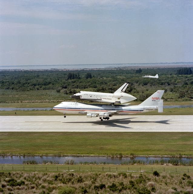 COLUMBIA - RETURNING TO KSC - POST-STS-1 - KSC