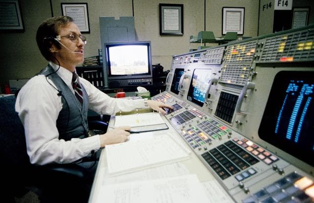 NASA image: MISSION OPERATIONS CONTROL ROOM (MOCR) - STS-6 - JSC