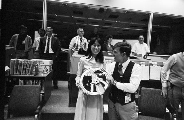 NASA image: STS-8 - MISSION CONTROL CENTER (MCC) - DRAUGHON, HAROLD (FLIGHT DIRECTOR) - JSC